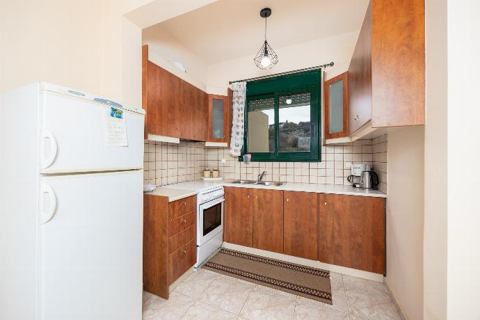 Equipped kitchen . - Villa Yvonne . (Photo Gallery) }}