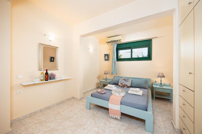 Double bedroom with A/C . - Villa Yvonne . (Photo Gallery) }}