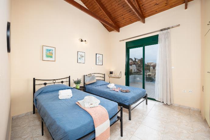 Twin bedroom with A/C . - Villa Yvonne . (Photo Gallery) }}