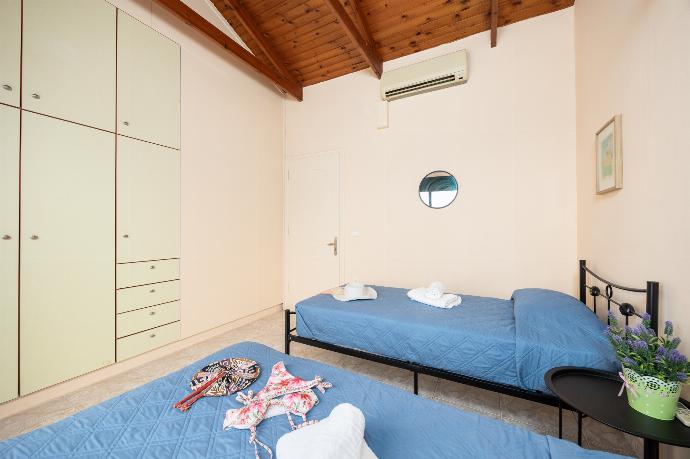 Twin bedroom with A/C . - Villa Yvonne . (Photo Gallery) }}