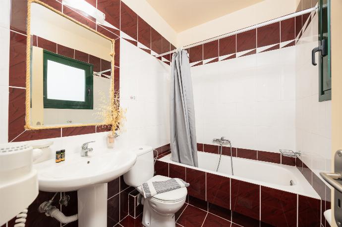 Family bathroom with bath and shower . - Villa Yvonne . (Photo Gallery) }}