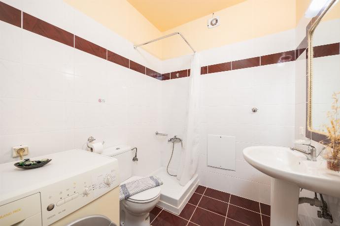 Family bathroom with shower . - Villa Yvonne . (Photo Gallery) }}