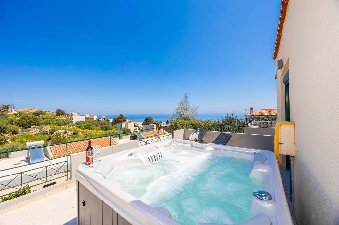 jacuzzi with sea view . - Villa Yvonne . (Photo Gallery) }}