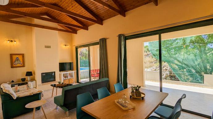  . - Villa Phoebe . (Photo Gallery) }}