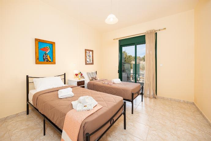 Twin bedroom with A/C . - Villa Phoebe . (Photo Gallery) }}