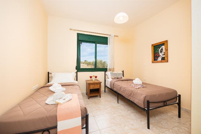 Twin bedroom with A/C . - Villa Phoebe . (Photo Gallery) }}