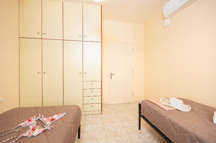 Twin bedroom with A/C . - Villa Phoebe . (Photo Gallery) }}