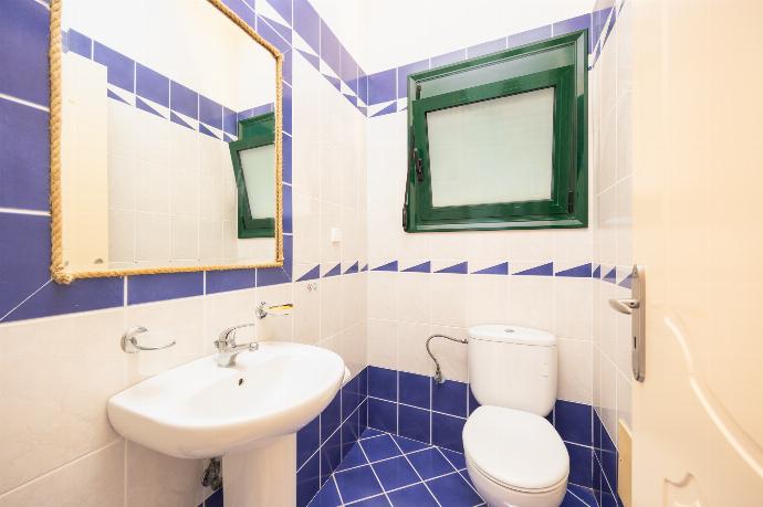 Family W/C . - Villa Phoebe . (Photo Gallery) }}