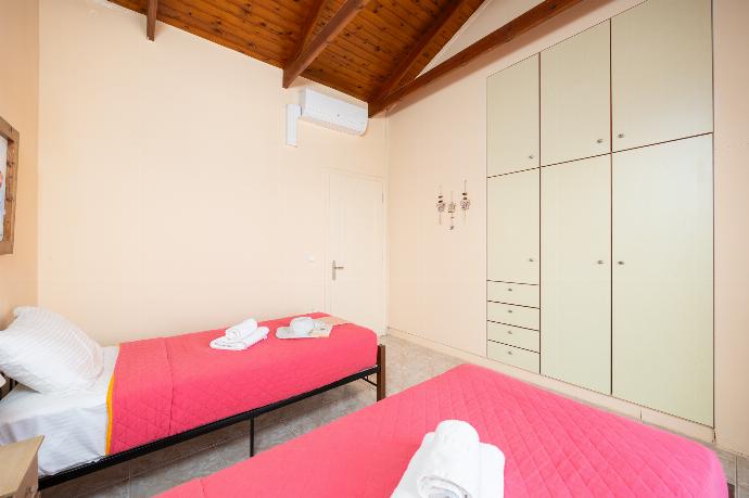 Twin bedroom with A/C . - Villa Phedra . (Photo Gallery) }}