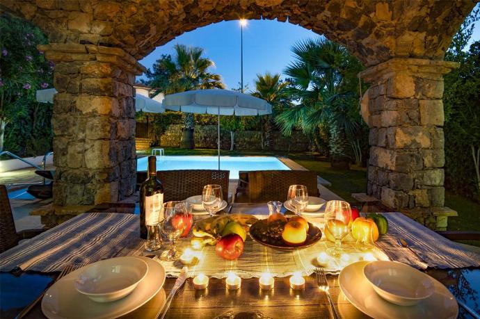  . - Villa Tara . (Photo Gallery) }}
