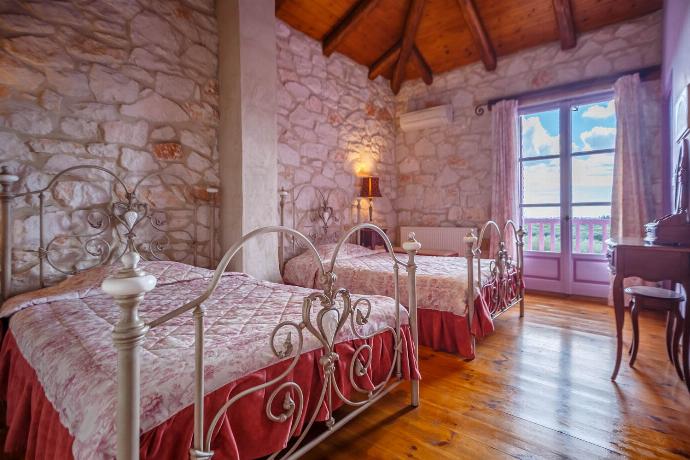  . - Villa Carolina . (Photo Gallery) }}