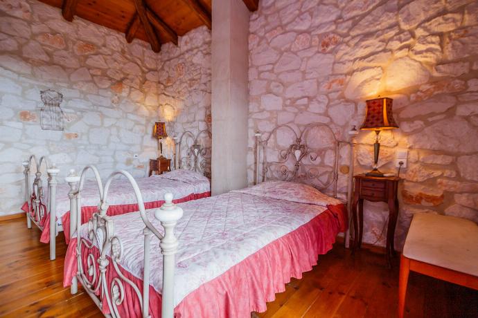  . - Villa Carolina . (Photo Gallery) }}