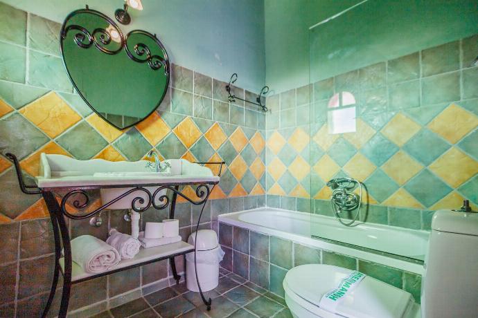  . - Villa Carolina . (Photo Gallery) }}