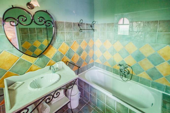  . - Villa Carolina . (Photo Gallery) }}