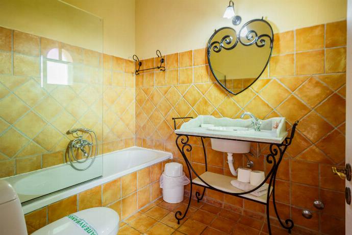  . - Villa Carolina . (Photo Gallery) }}