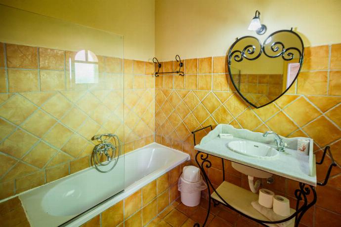  . - Villa Carolina . (Photo Gallery) }}