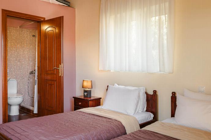  . - Villa Aliona . (Photo Gallery) }}