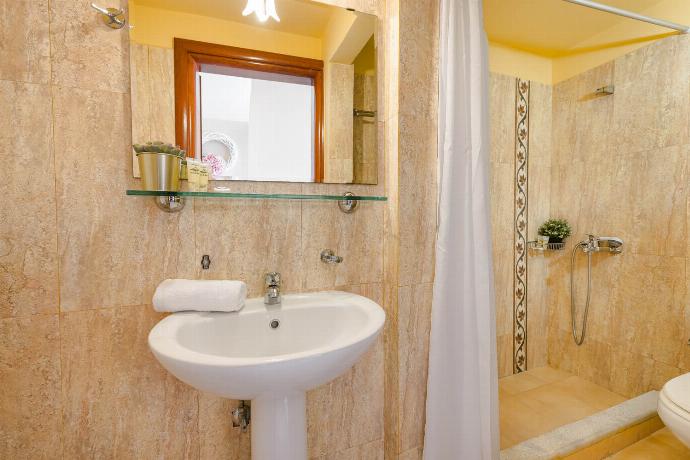  . - Villa Aliona . (Photo Gallery) }}