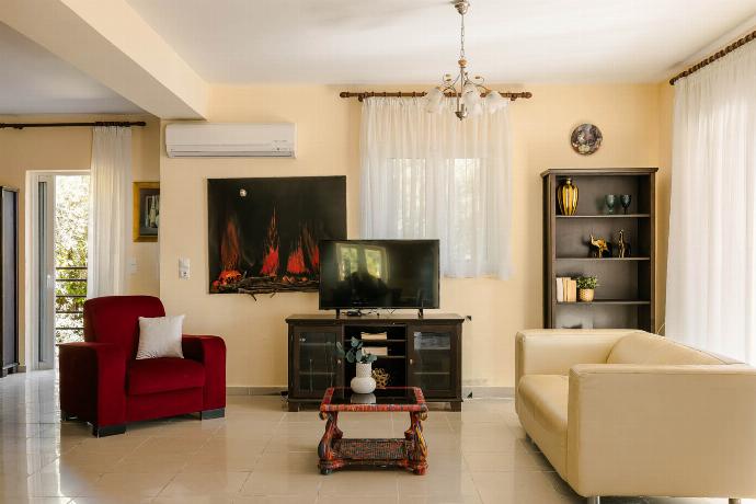  . - Villa Aliona . (Photo Gallery) }}