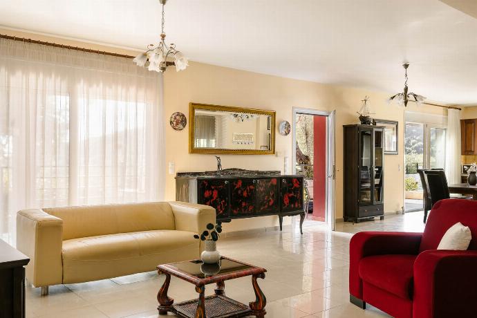  . - Villa Aliona . (Photo Gallery) }}