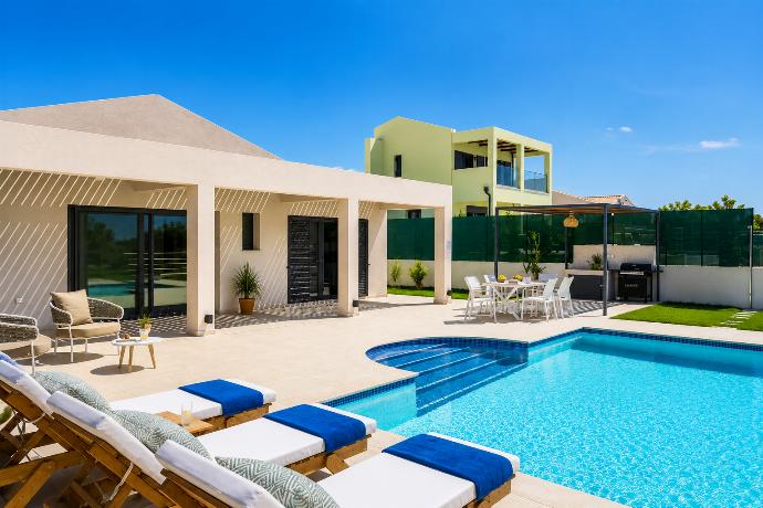Villa Pinelopi Tria