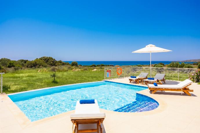 Private pool and terrace with sea views . - Villa Pinelopi Tria . (Galleria fotografica) }}