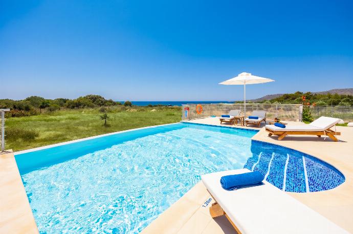 Private pool and terrace with sea views . - Villa Pinelopi Tria . (Galleria fotografica) }}