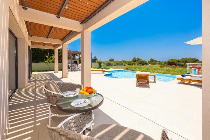 Sheltered terrace area . - Villa Pinelopi Tria . (Galleria fotografica) }}