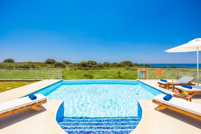 Private pool and terrace with sea views . - Villa Pinelopi Tria . (Galleria fotografica) }}