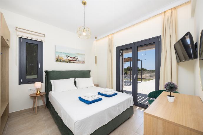 Double bedroom with A/C . - Villa Pinelopi Tria . (Galleria fotografica) }}