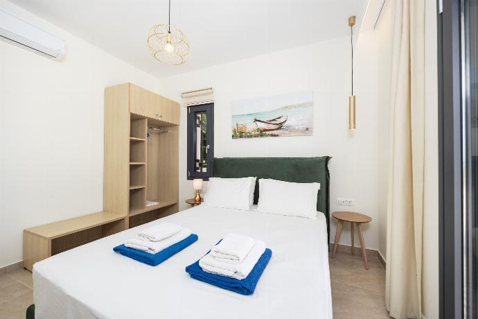 Double bedroom with A/C . - Villa Pinelopi Tria . (Galleria fotografica) }}