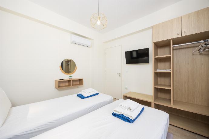 Twin bedroom with A/C . - Villa Pinelopi Tria . (Galleria fotografica) }}