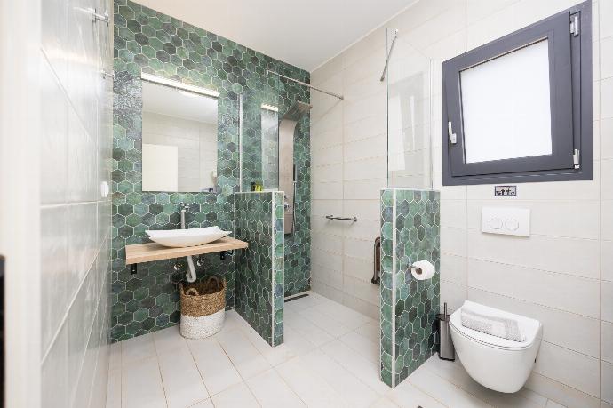 Family bathroom with shower . - Villa Pinelopi Tria . (Galleria fotografica) }}