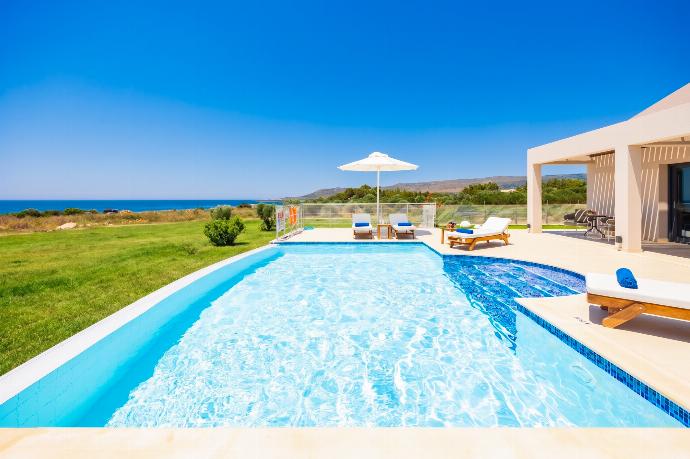Private pool and terrace with sea views . - Villa Pinelopi Tria . (Galleria fotografica) }}