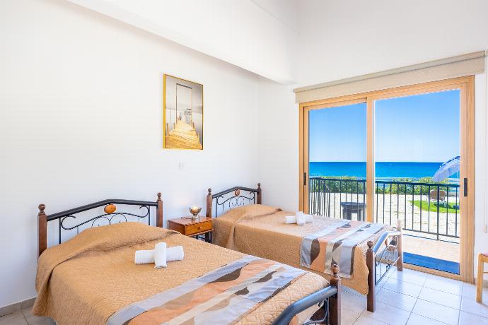  . - Villa Kochili . (Γκαλερί Φωτογραφιών) }}