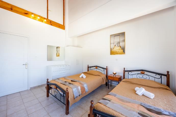  . - Villa Kochili . (Γκαλερί Φωτογραφιών) }}