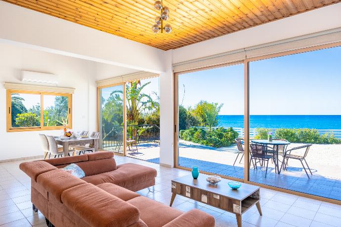  . - Villa Kochili . (Γκαλερί Φωτογραφιών) }}