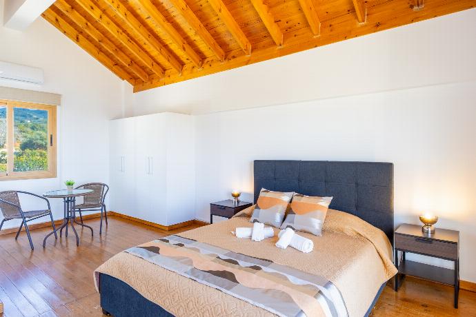  . - Villa Kochili . (Γκαλερί Φωτογραφιών) }}