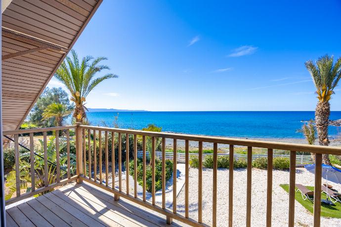  . - Villa Kochili . (Γκαλερί Φωτογραφιών) }}