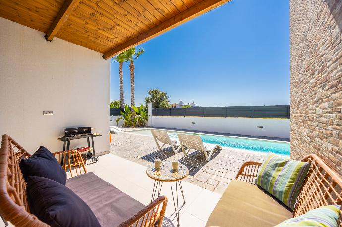 Sheltered terrace area . - Villa Salty Sun 5 . (Galerie de photos) }}