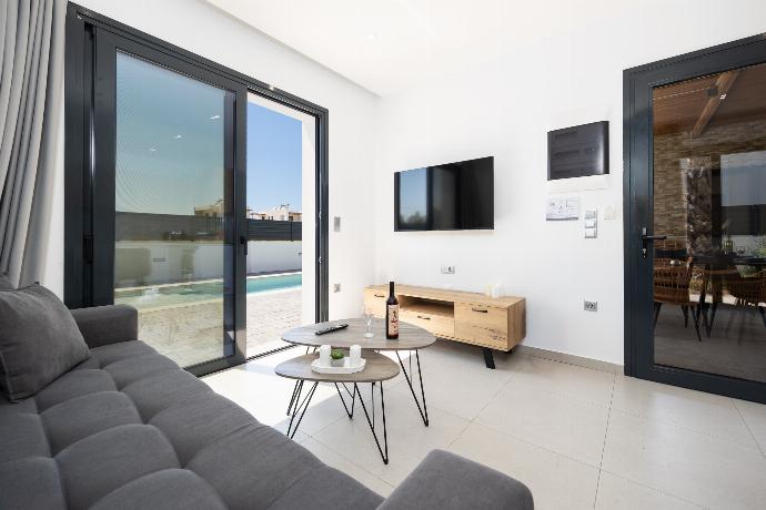 Open-plan living room with sofa, dining area, kitchen, A/C, WiFi internet, and satellite TV . - Villa Salty Sun 5 . (Galerie de photos) }}