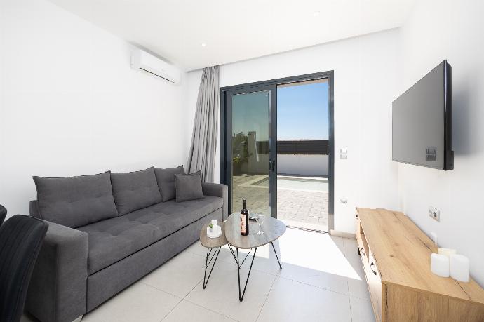 Open-plan living room with sofa, dining area, kitchen, A/C, WiFi internet, and satellite TV . - Villa Salty Sun 5 . (Galerie de photos) }}