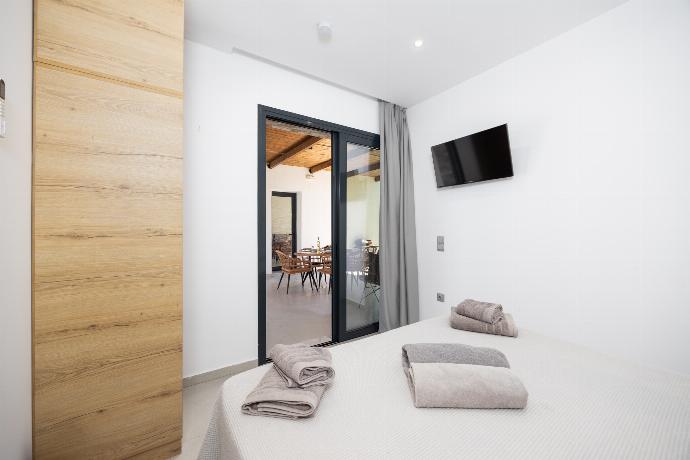 Double bedroom with en suite bathroom and A/C . - Villa Salty Sun 5 . (Galerie de photos) }}