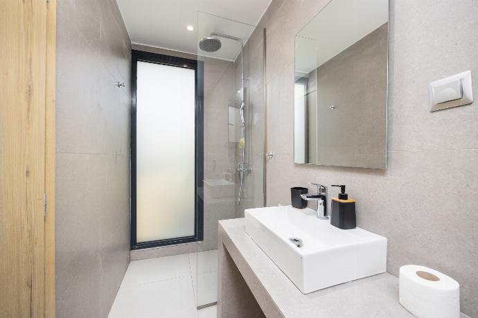 En suite bathroom with shower . - Villa Salty Sun 5 . (Galerie de photos) }}