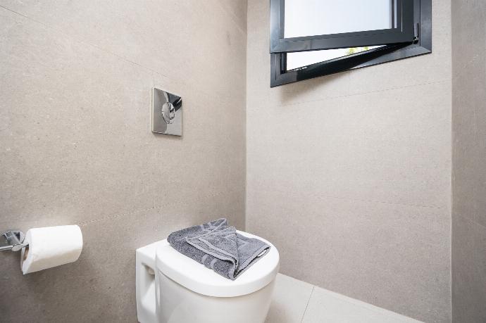 En suite bathroom with shower . - Villa Salty Sun 5 . (Galerie de photos) }}