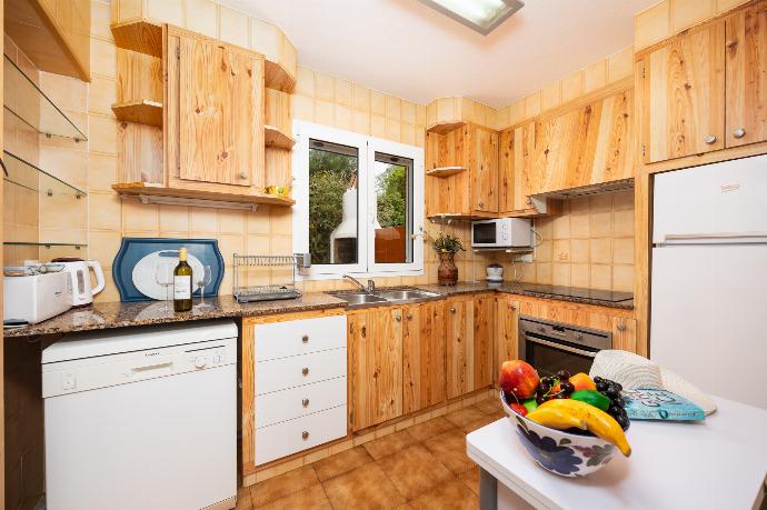 Equipped kitchen . - Villa Ponent . (Photo Gallery) }}