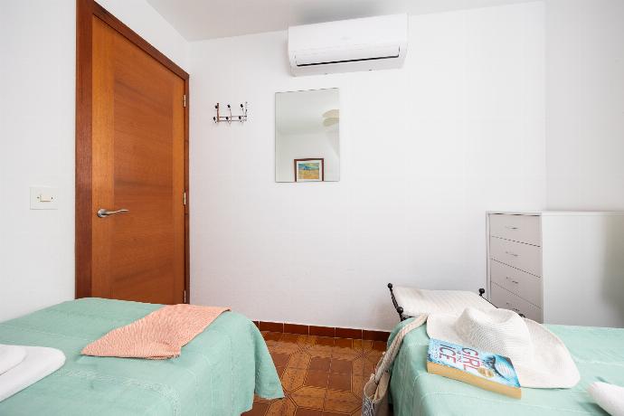 Twin bedroom with A/C . - Villa Ponent . (Photo Gallery) }}