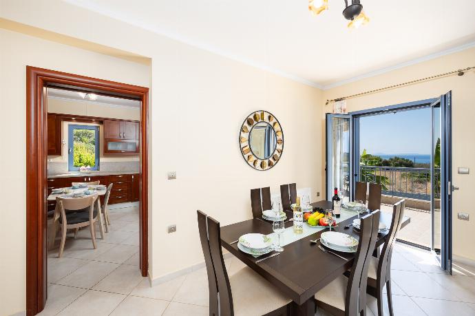 Living room with sofa, dining area, ornamental fireplace, A/C, WiFi internet, and satellite TV . - Villa Xenia . (Galerie de photos) }}