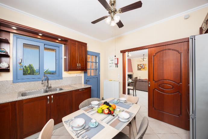 Equipped kitchen . - Villa Xenia . (Galerie de photos) }}