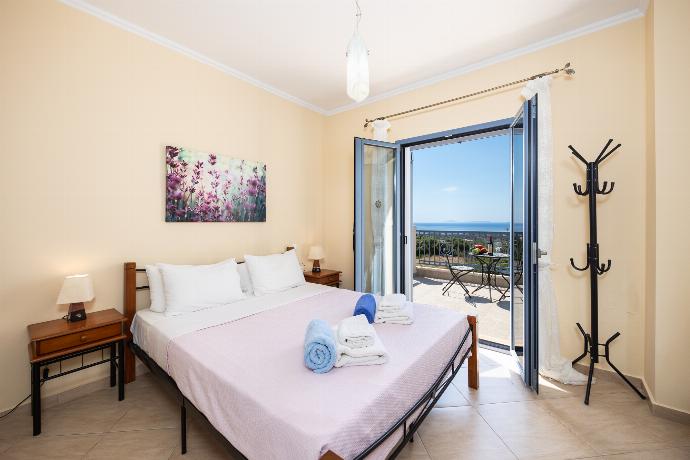 Double bedroom with A/C . - Villa Xenia . (Galerie de photos) }}